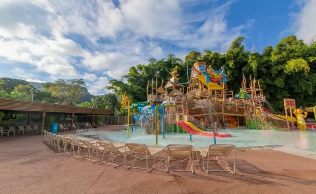 Área infantil do Hot Park garante diversão segura para crianças durante toda a viagem.