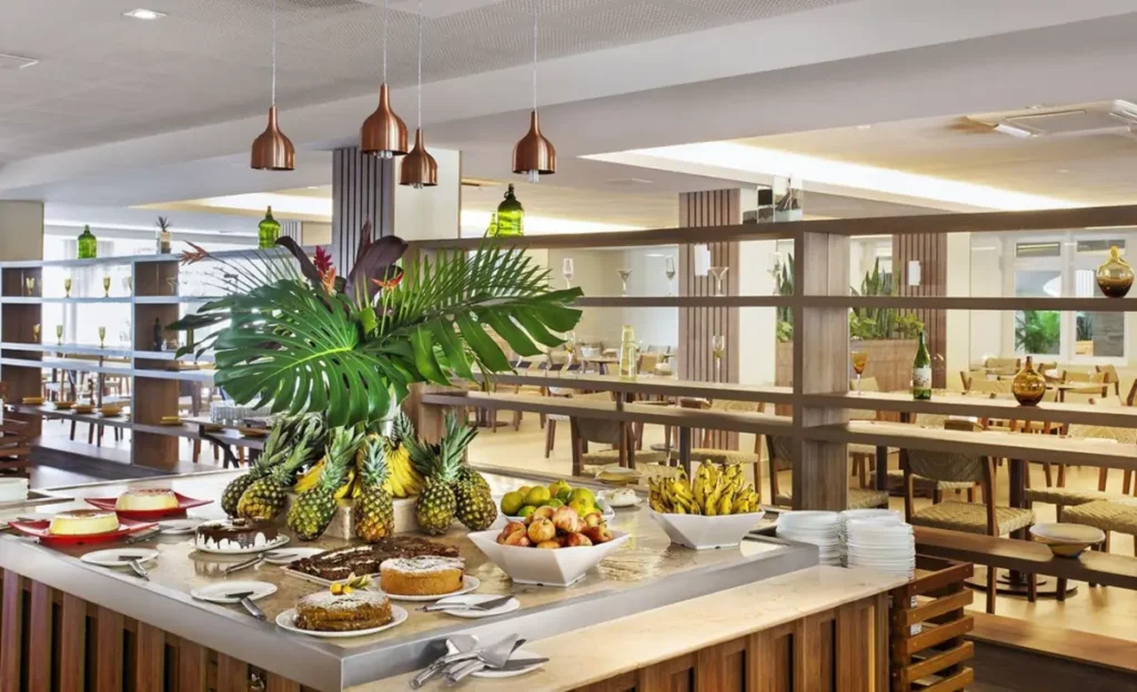 Buffet de café da manhã no Rio Quente Resorts com opções variadas para toda a família.