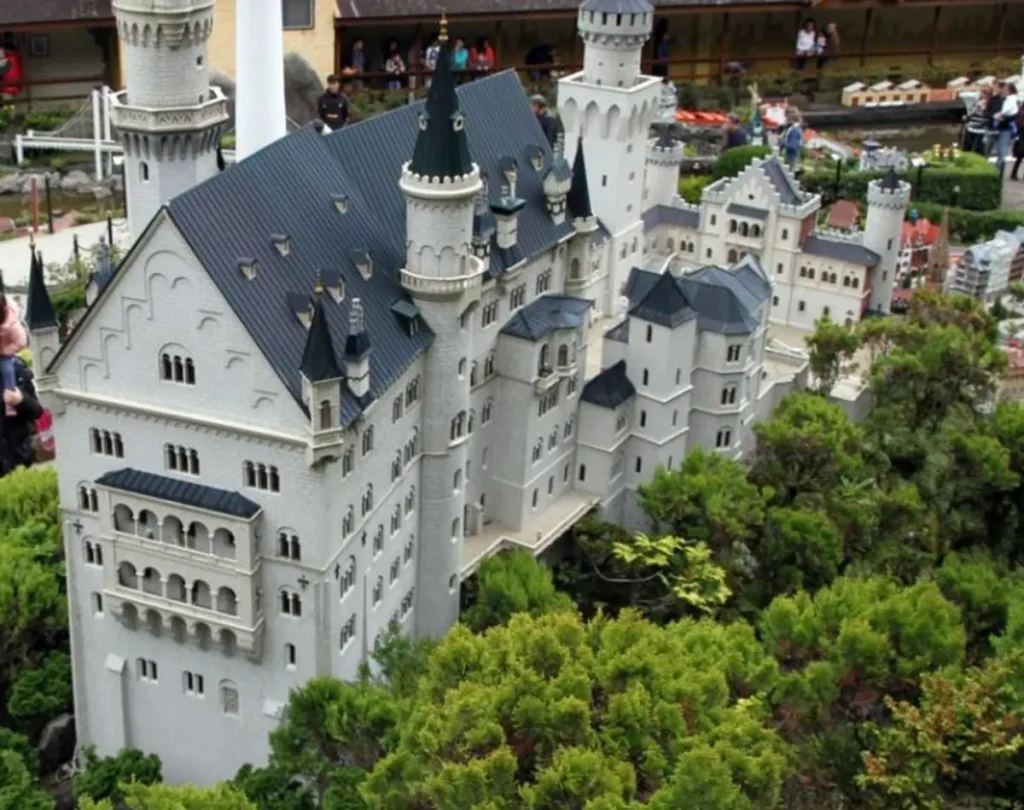 Castelo alemão em miniatura no Mini Mundo de Gramado com torres detalhadas e cenário inspirado na Baviera