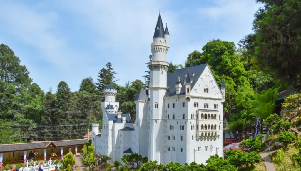 Réplica do Castelo Neuschwanstein no Mini Mundo de Gramado com arquitetura alemã em miniatura cercada por jardins