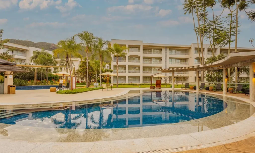 Área externa do Hotel Cristal com piscina moderna e ambiente relaxante em Goiás.