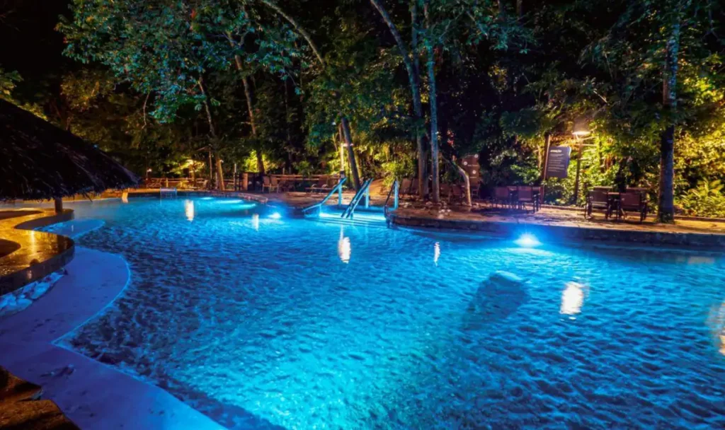O Parque das Fontes oferece piscinas naturais iluminadas e clima relaxante à noite.