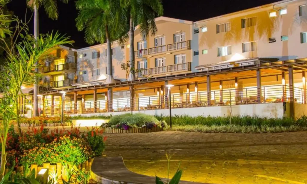 Vista noturna do hotel no Rio Quente Resorts com iluminação aconchegante e estrutura moderna.