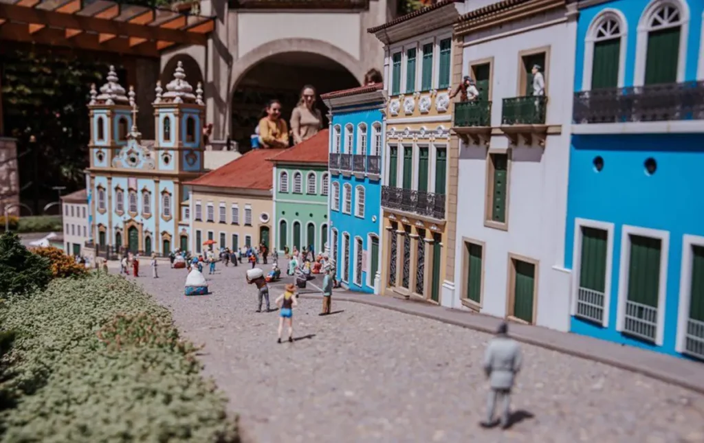Centro histórico em miniatura no Mini Mundo de Gramado com construções coloridas inspiradas na arquitetura colonial brasileira