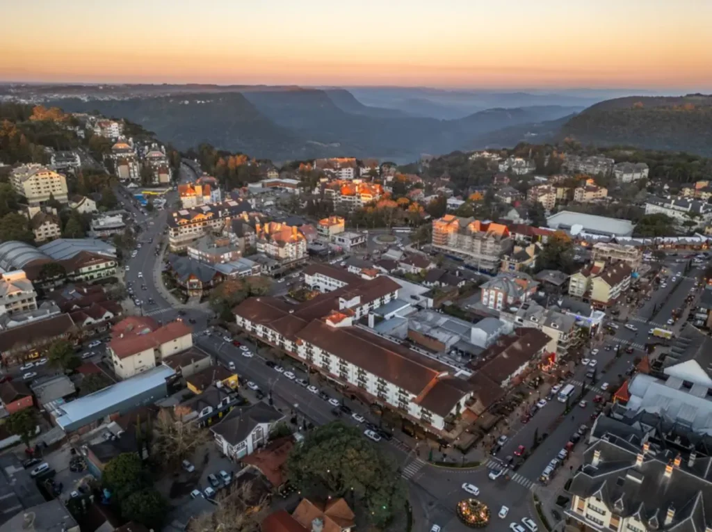 Vista aérea de Gramado revela a arquitetura charmosa e o cenário típico da Serra Gaúcha