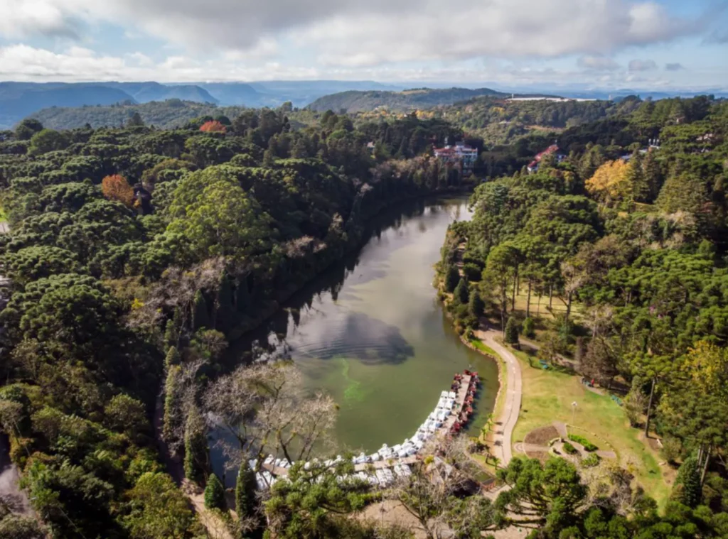O Lago Negro é um dos cartões-postais mais famosos de Gramado, cercado por natureza