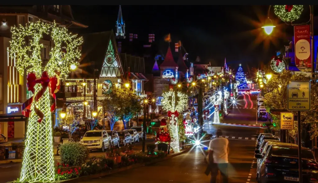 Durante o Natal Luz, as ruas de Gramado ganham iluminação especial e clima mágico