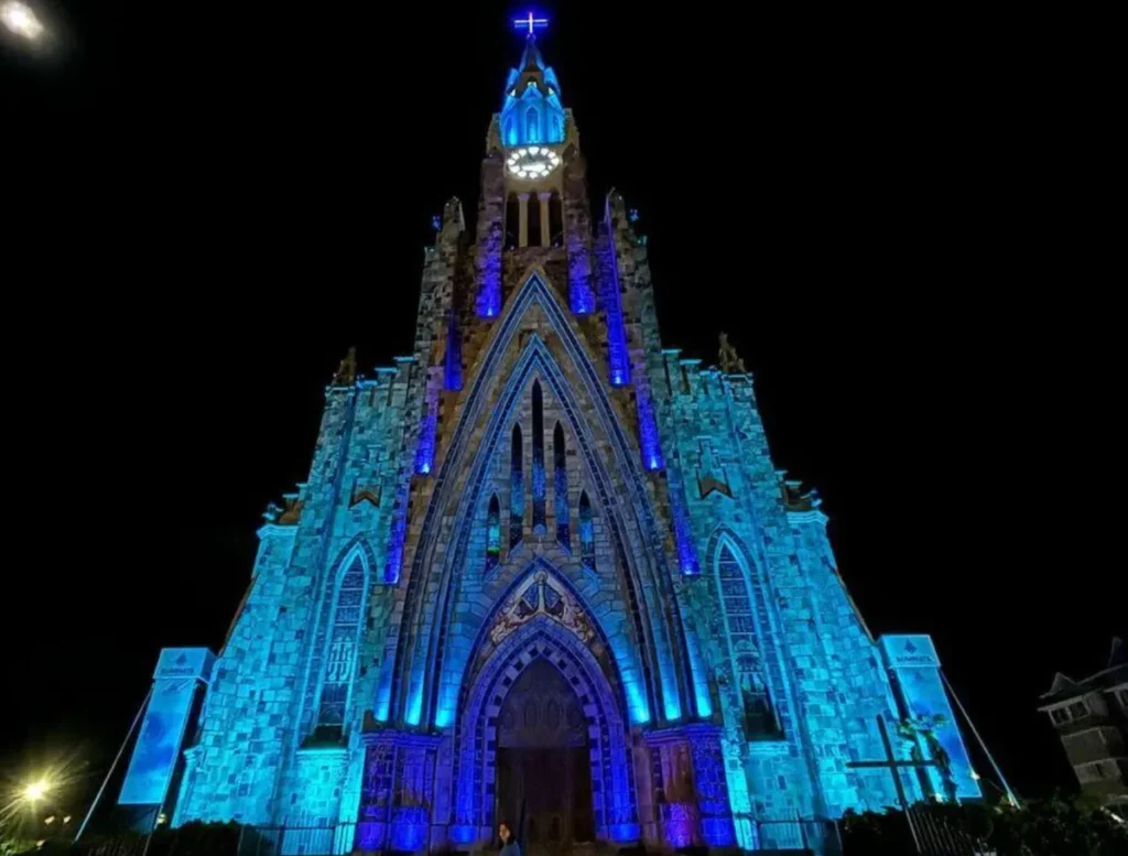 A Catedral de Pedra impressiona com sua iluminação noturna