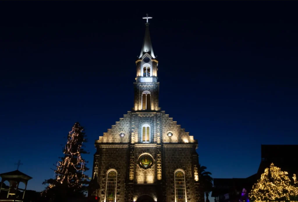 A Igreja São Pedro é um dos principais pontos turísticos de Gramado