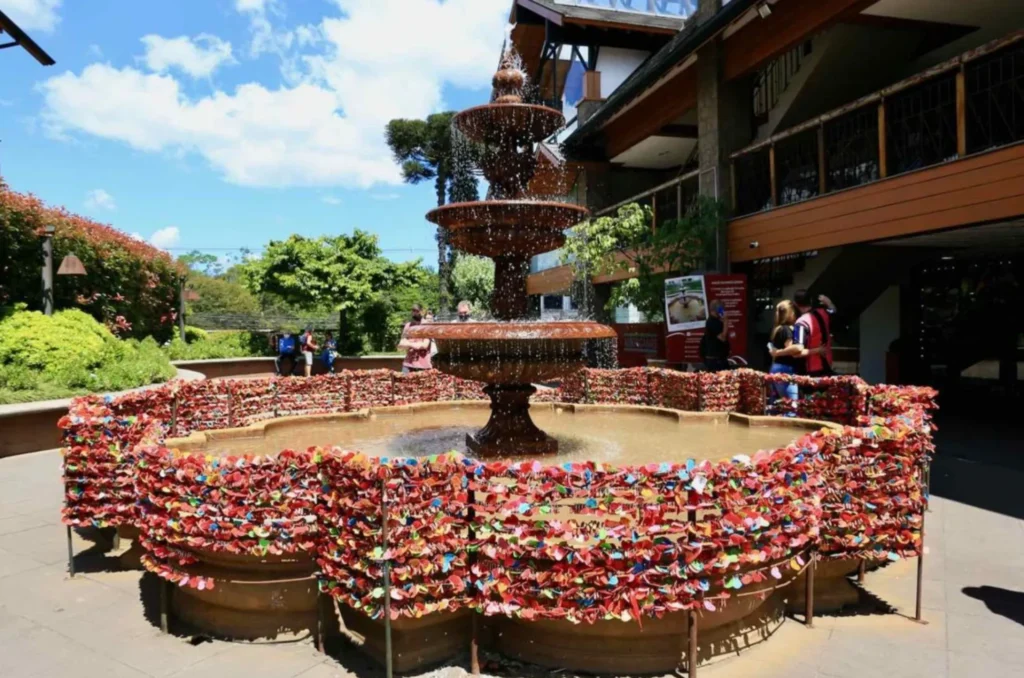 A fonte dos cadeados é um ponto romântico muito visitado na cidade