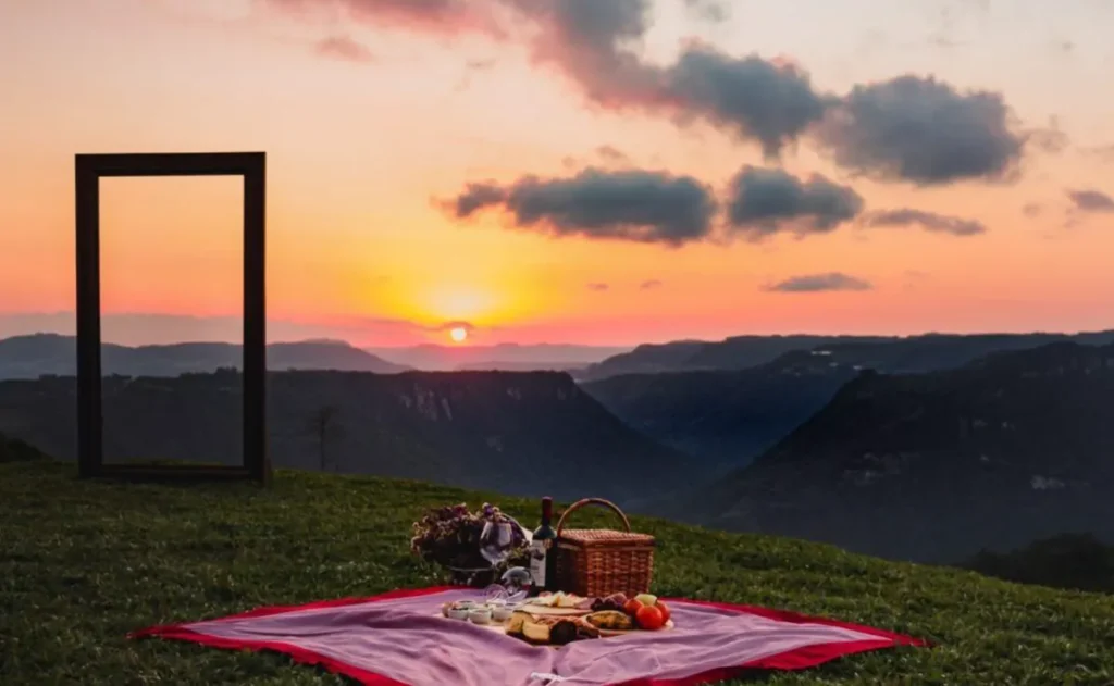 O pôr do sol na Serra Gaúcha cria cenários perfeitos para momentos especiais