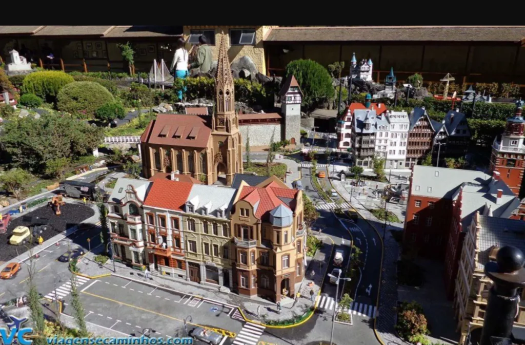 O Mini Mundo apresenta réplicas incríveis de cidades e monumentos famosos