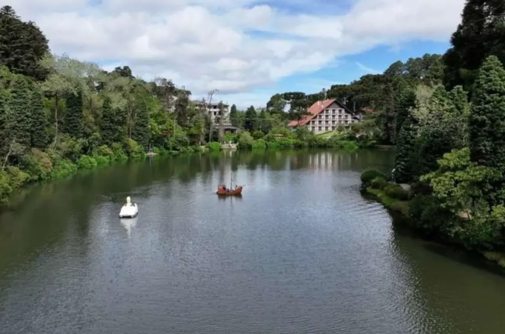 O Lago Negro é um dos principais cartões-postais de Gramado e parada obrigatória