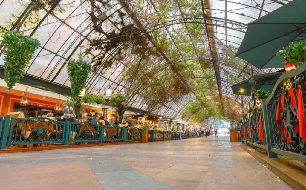 A Rua Coberta reúne gastronomia e charme no centro de Gramado