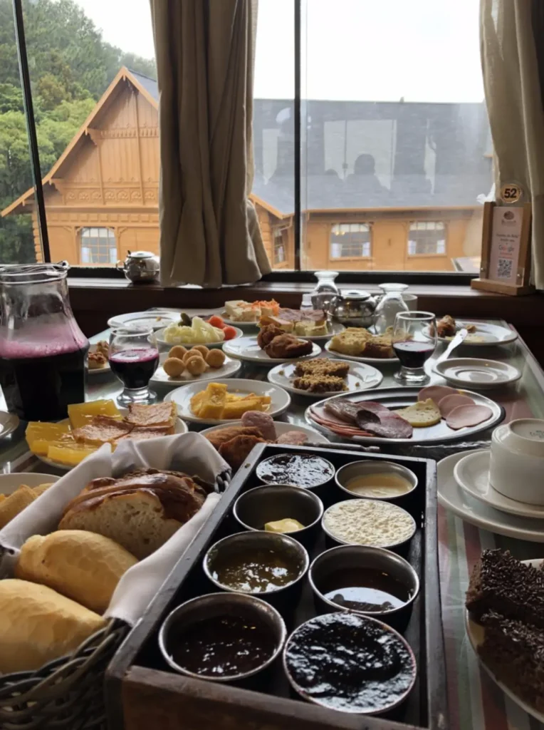 O café colonial é uma experiência gastronômica farta e típica da Serra Gaúcha