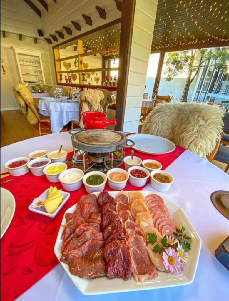 O fondue é uma das experiências gastronômicas mais tradicionais da cidade
