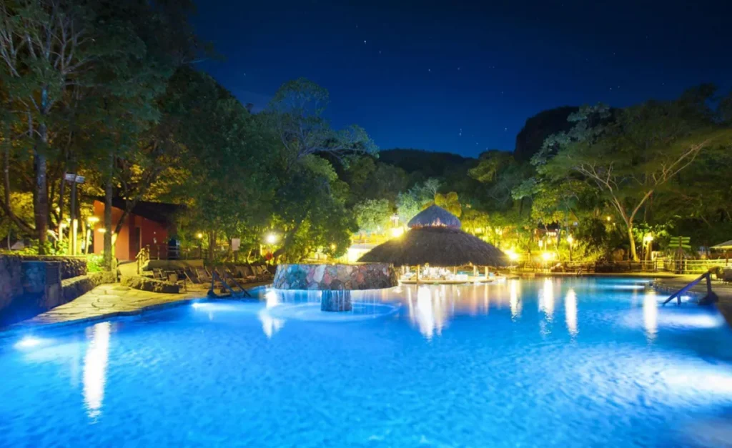 Experiência noturna nas águas termais do Parque das Fontes em Rio Quente.