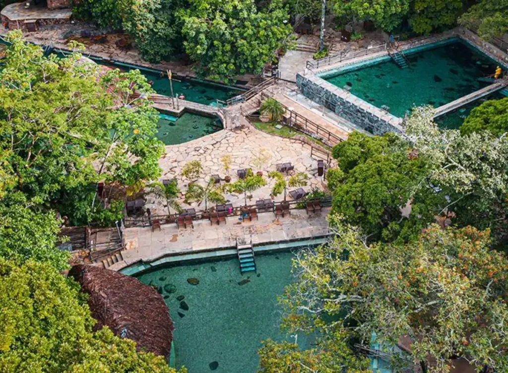 Vista panorâmica das piscinas naturais e áreas termais do Parque das Fontes.