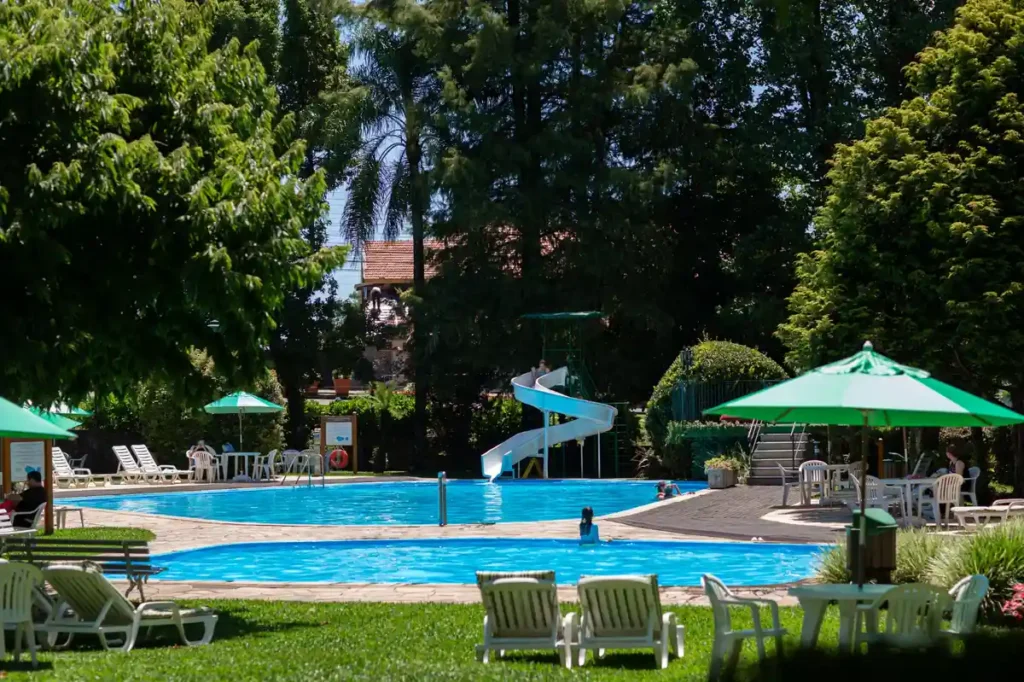 Área de lazer com piscinas externas e espaço familiar no Hotel Alpestre Gramado.