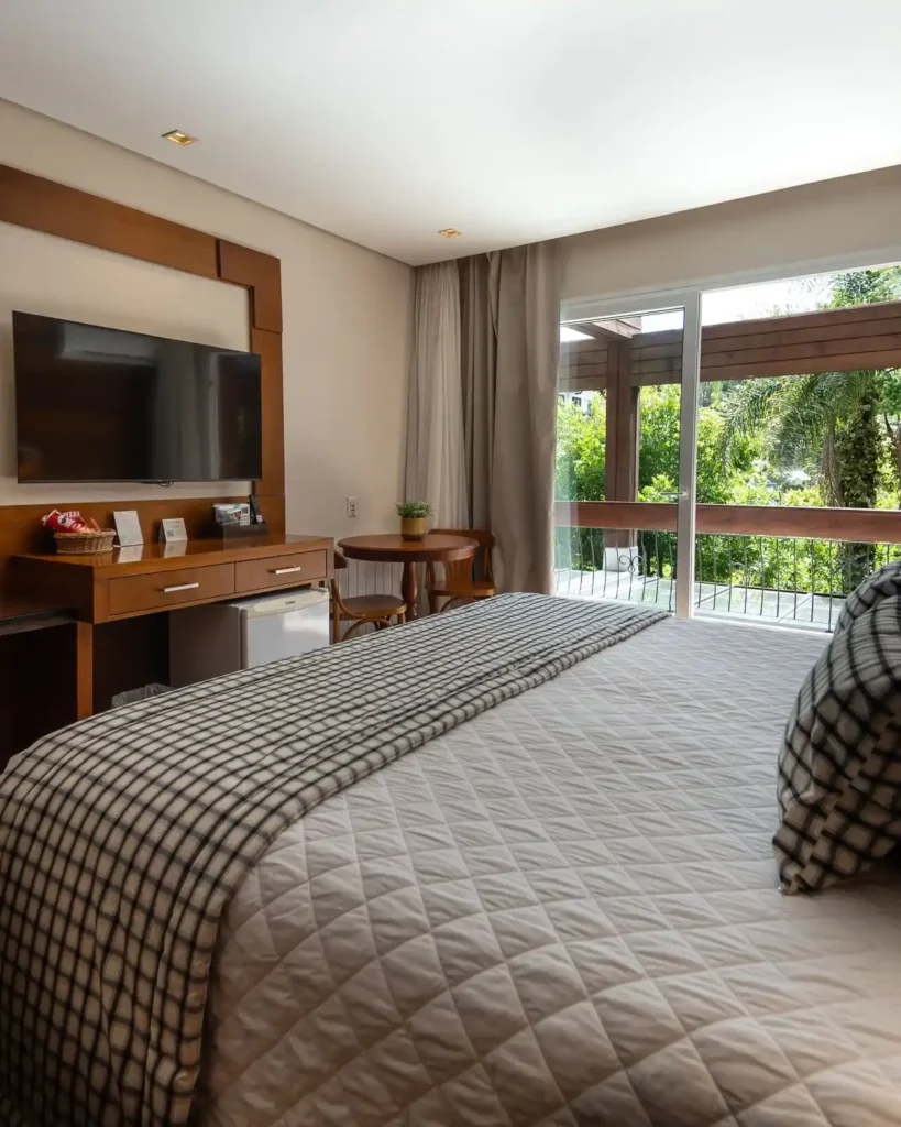 Quarto premium com design moderno e iluminação aconchegante no Hotel Alpestre Gramado.