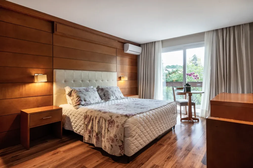 Quarto standard casal confortável no Hotel Alpestre Gramado.