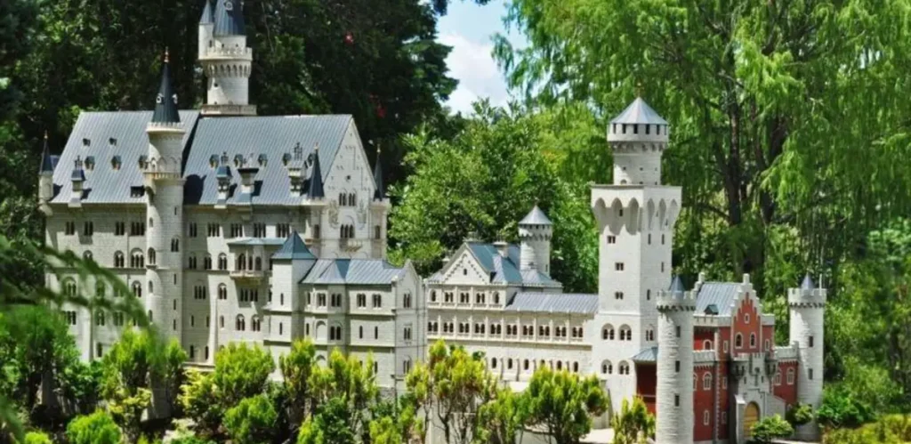 Castelo Neuschwanstein em miniatura no Mini Mundo de Gramado visto de perto com detalhes arquitetônicos realistas