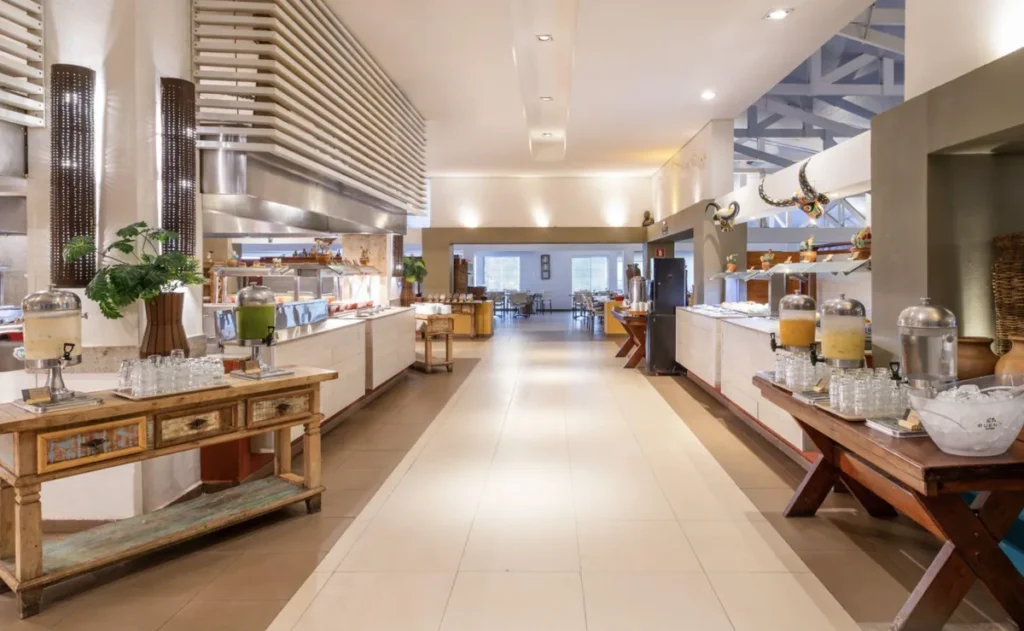 Restaurante do Rio Quente Resorts oferece buffet variado e experiência gastronômica confortável para hóspedes.
