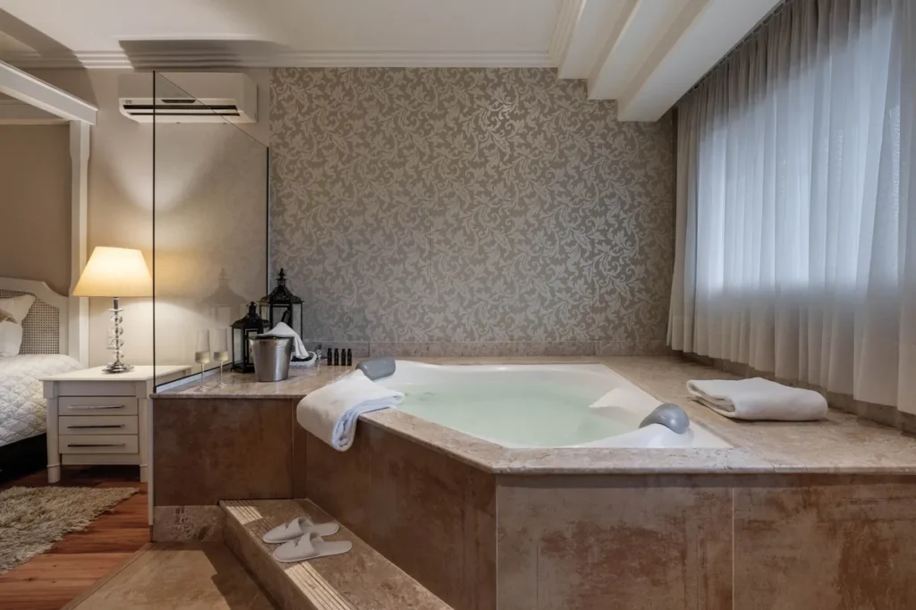 Suíte romântica com banheira de hidromassagem no Hotel Alpestre Gramado.