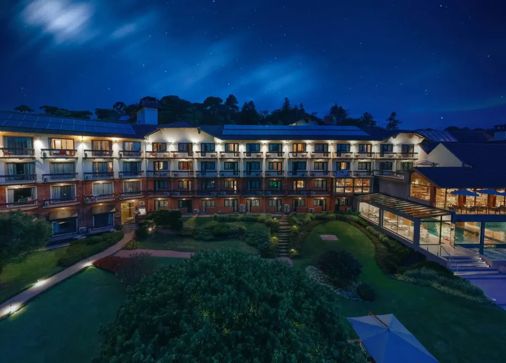 Vista aérea noturna do Hotel Alpestre Gramado com iluminação externa.