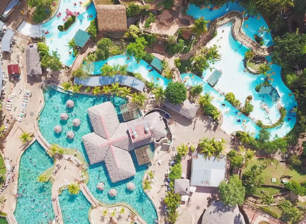 Vista panorâmica do Rio Quente Resorts, um dos destinos termais mais procurados do Brasil.