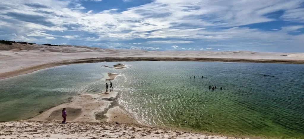 Aproveitando banho em lagoa dos Lençóis Maranhenses cercada por dunas.