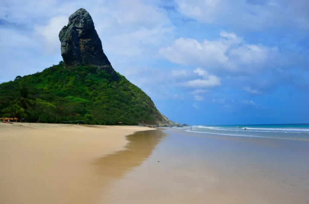 Praia da Cacimba do Padre com areia dourada e Morro do Pico em Fernando de Noronha.