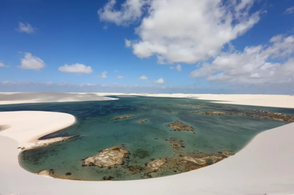 Algumas lagoas dos Lençóis Maranhenses revelam formações naturais que tornam a paisagem ainda mais impressionante.