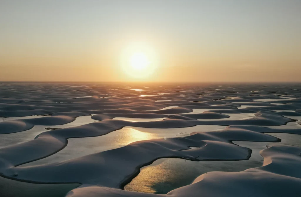 Lagoa refletindo mais um maravilhoso pôr do Sol nos Lençois Maranhenses