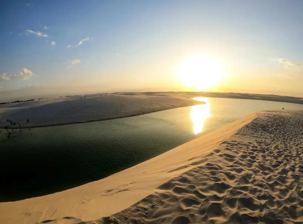 Cada pôr do Sol nos Lençois Maranhenses é uma experiência inesquecível.
