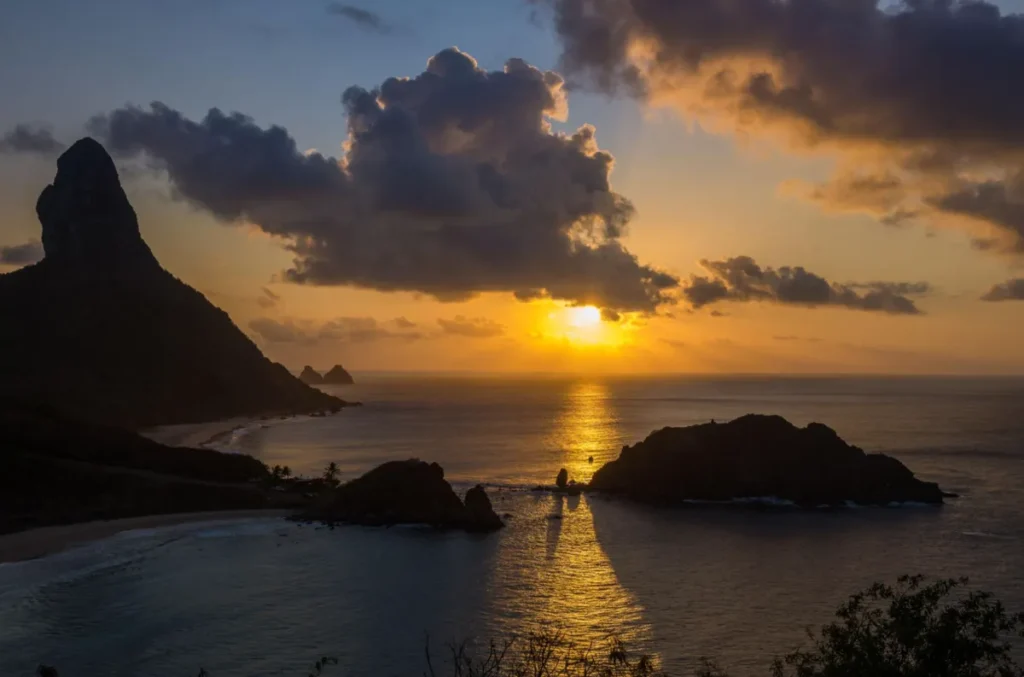 Pôr do sol visto do mirante com Morro Dois Irmãos em Fernando de Noronha.