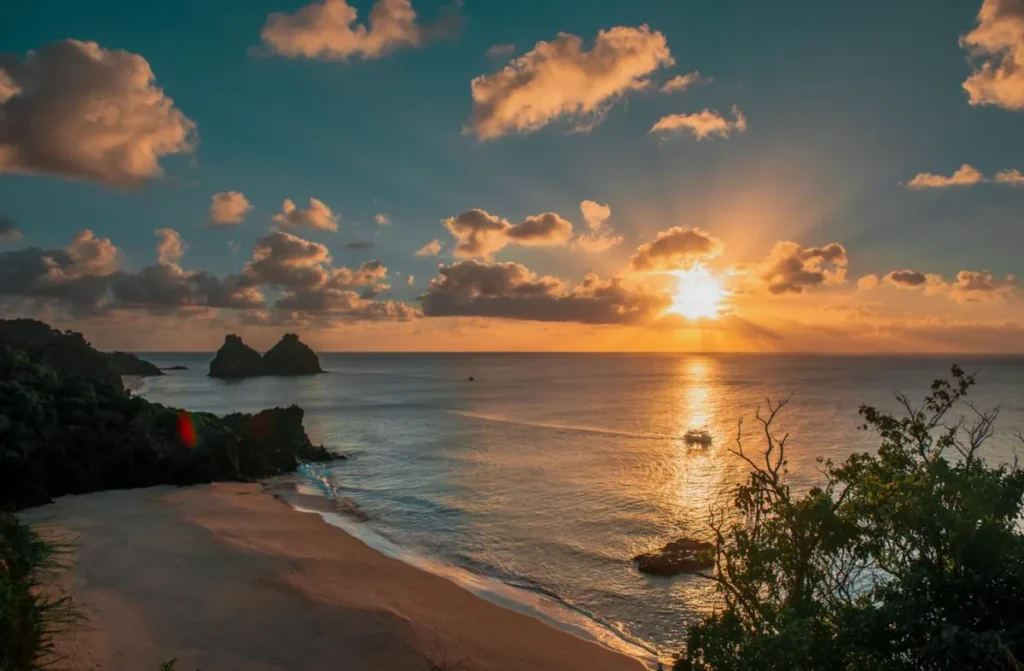 Pôr do sol na Praia da Cacimba do Padre em Fernando de Noronha.