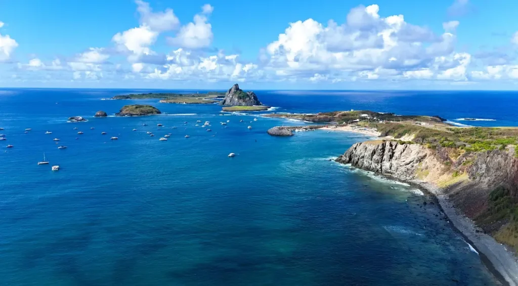 Porto de Santo Antônio com ilhas e mar azul em Fernando de Noronha.