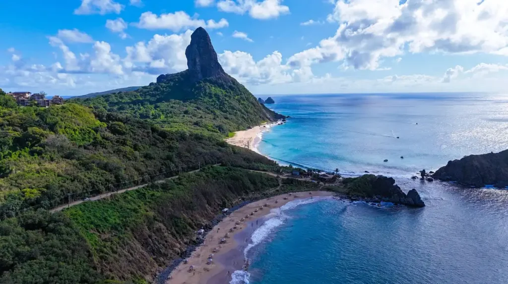 A Praia da Conceição é uma das mais acessíveis e bonitas da ilha.