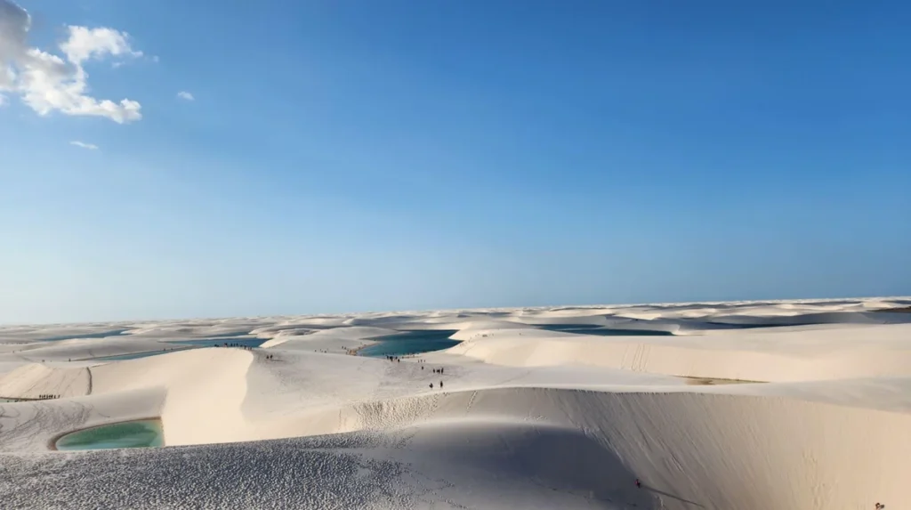 Vista panorâmica dos Lençóis Maranhenses, um dos cenários naturais mais impressionantes do Brasil.