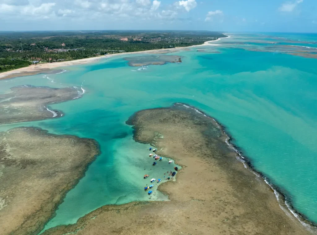 Vista aérea da orla de São Miguel dos Milagres e suas pisicnas naturais