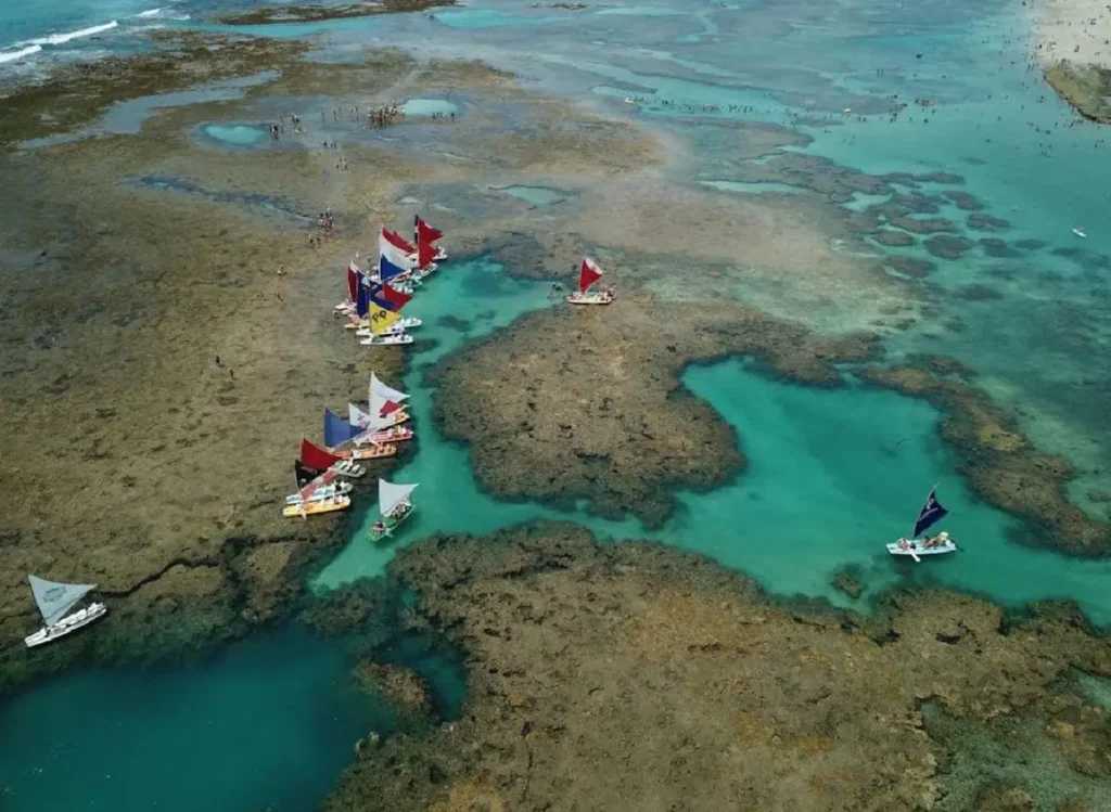 Arrecifes de corais e águas cristalinas nas piscinas naturais de Porto de Galinhas, um dos principais destinos turísticos de Pernambuco.