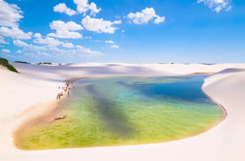 Uma das lagoas formadas entre as dunas dos Lençóis Maranhenses durante a temporada de chuvas.