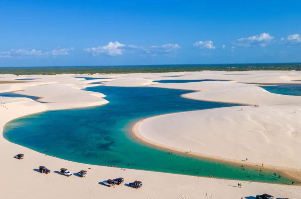 Lagoas cristalinas entre as dunas do Parque Nacional dos Lençóis Maranhenses, no Maranhão.