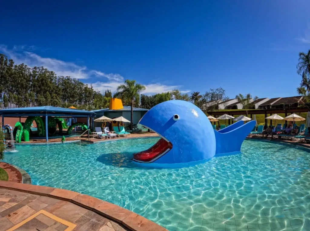 Piscina infantil do Blue Tree Thermas de Lins com atração em formato de baleia e escorregador.