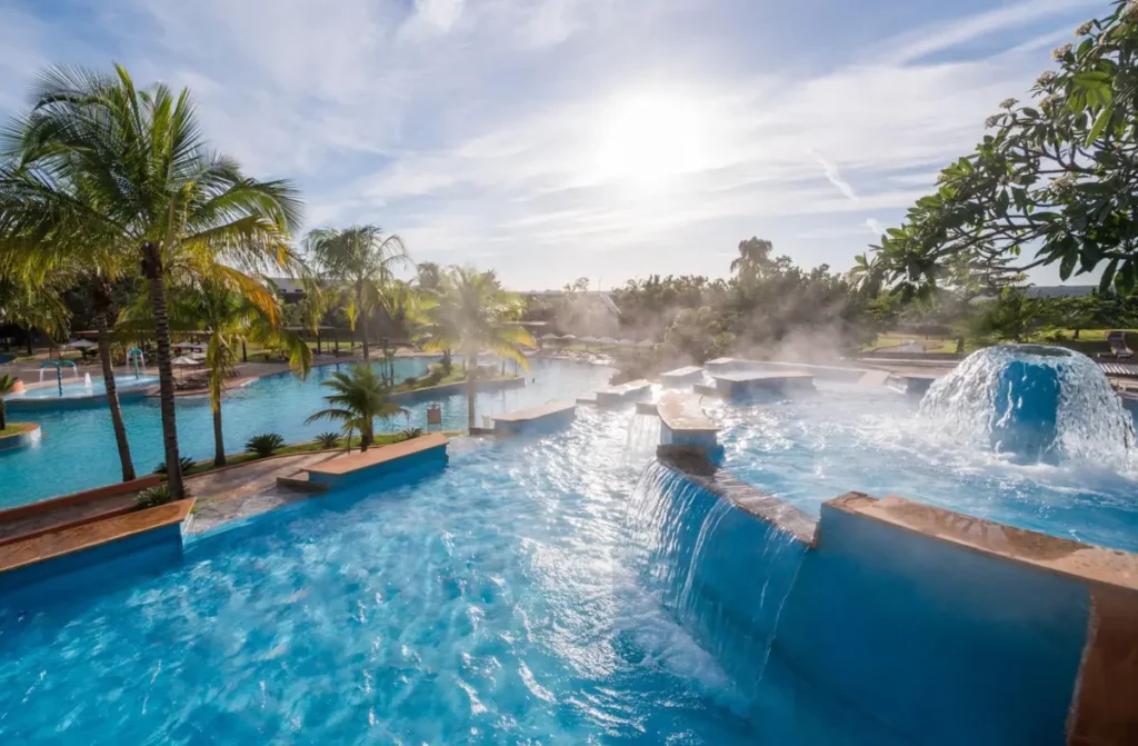 Área de piscinas termais do Blue Tree Thermas de Lins com cascatas e hidromassagem.