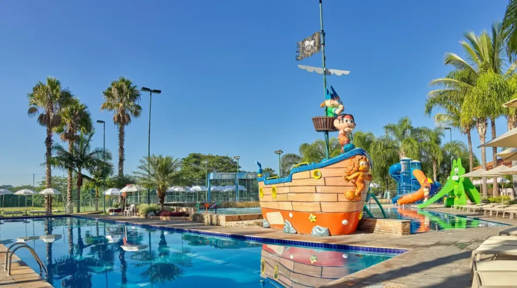Área aquática infantil do Bourbon Resort Atibaia, com navio temático e toboáguas.