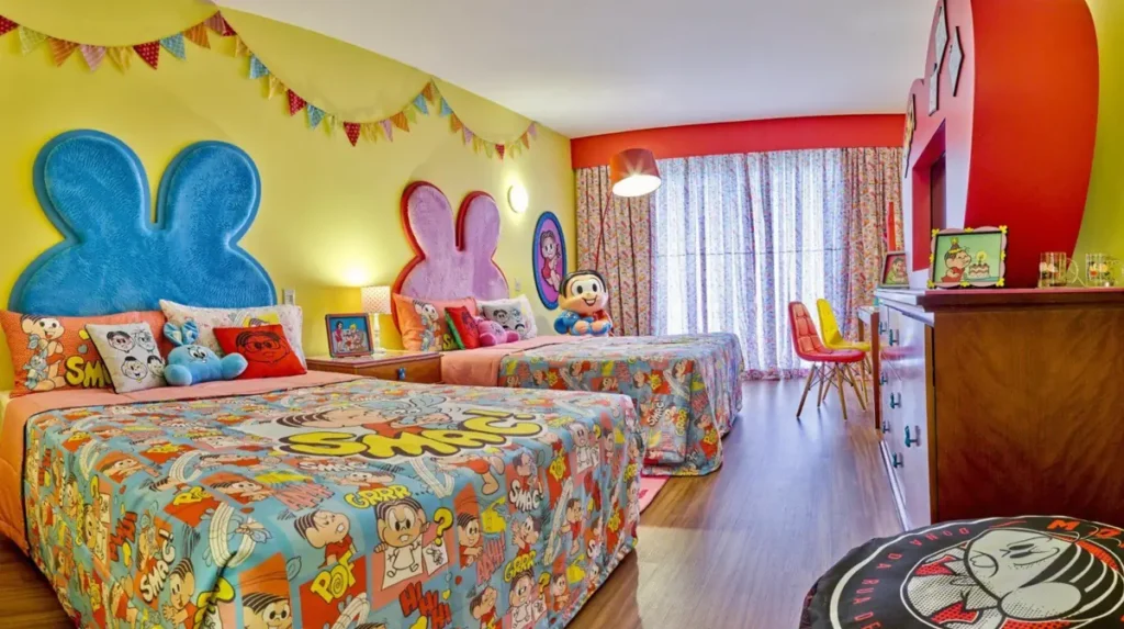 Quarto temático da Turma da Mônica no Bourbon Resort Atibaia, com decoração infantil e duas camas.
