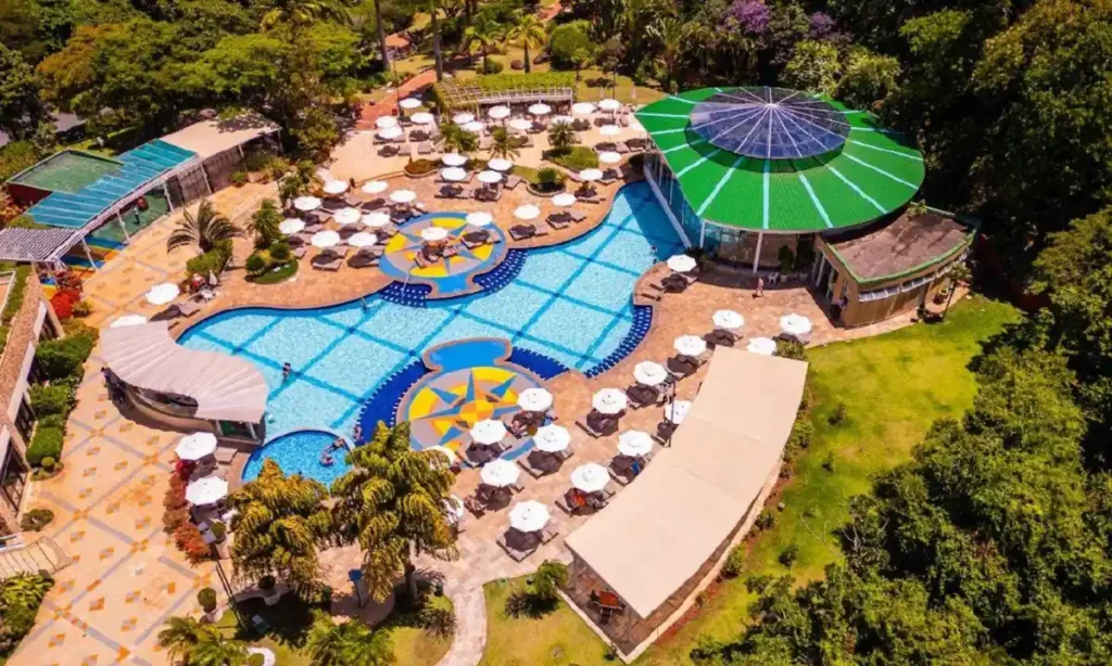 Vista aérea do complexo de piscinas e da área de lazer do Bourbon Resort Atibaia.