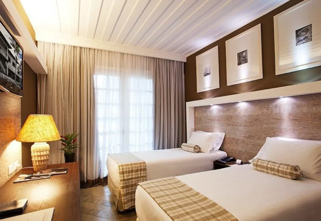 Acomodação do Casa Grande Hotel Resort & Spa com duas camas e decoração aconchegante.